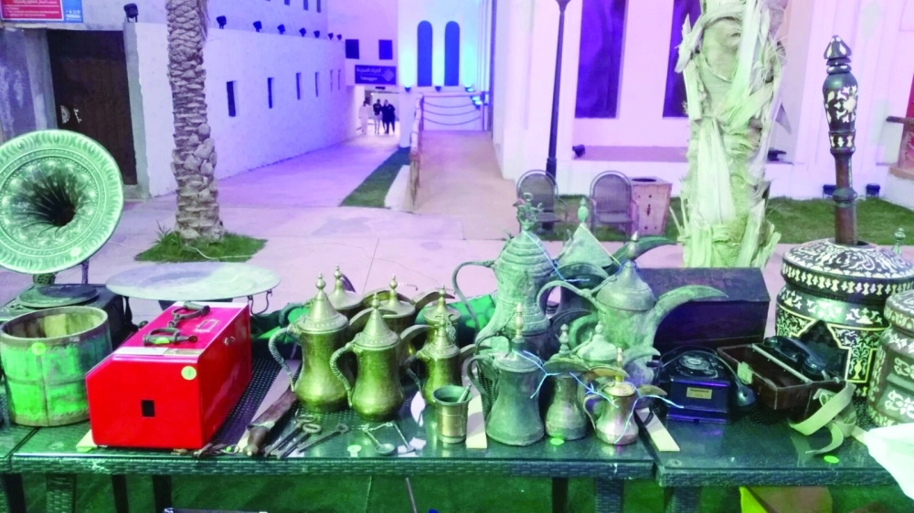 بعض الدلال المعروضة للبيع في المزاد                   