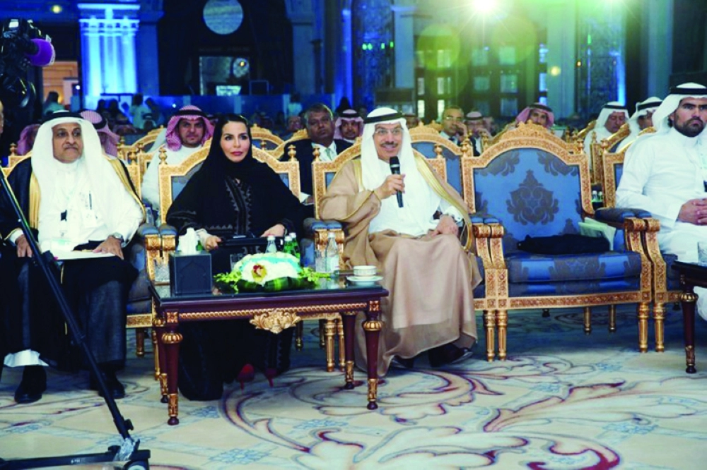 مستشار الديوان الملكي محمد الجاسر أثناء مداخلته              (مكة)