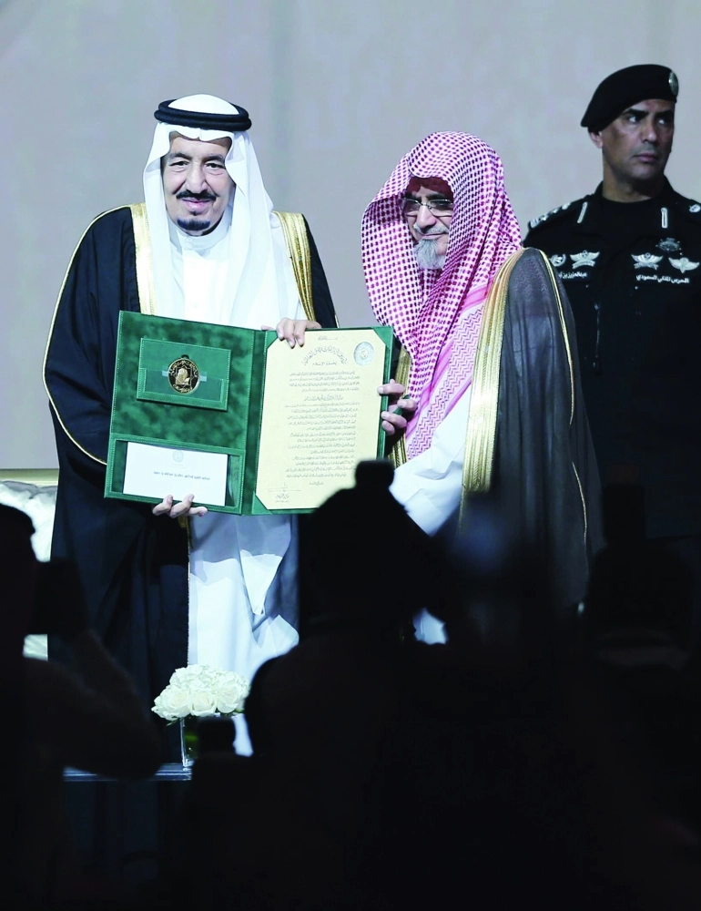 الملك سلمان يكرم ابن حميد