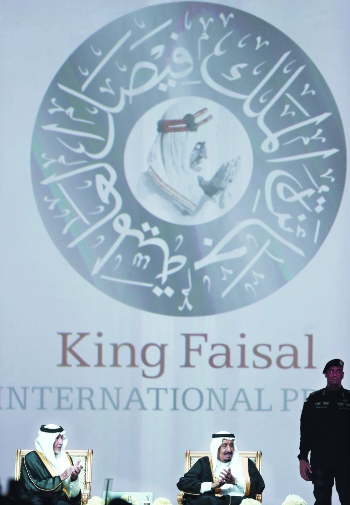 خادم الحرمين الشريفين خلال رعايته حفل جائزة الملك الفيصل في الرياض أمس