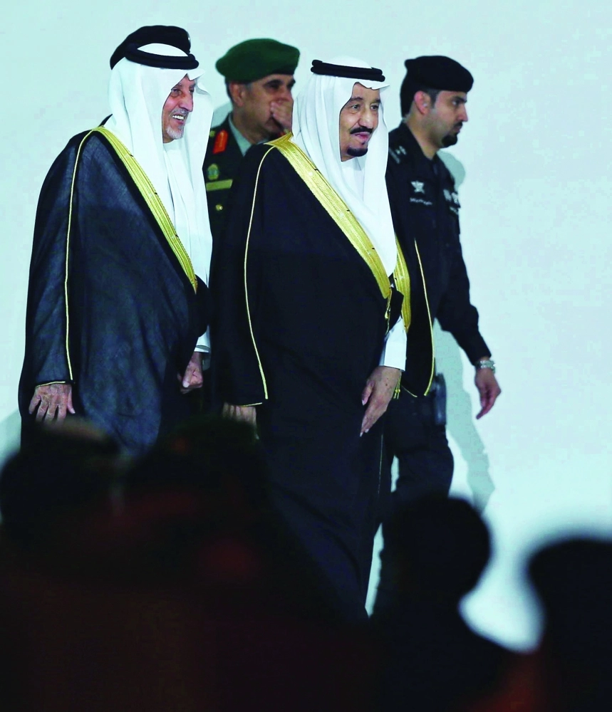  الملك سلمان لحظة وصوله مقر الحفل يرافقه خالد الفيصل   ( محمد مشهور - بندر جلعود )