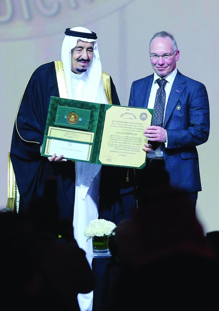 هنري برونز يتسلم جائزة الطب