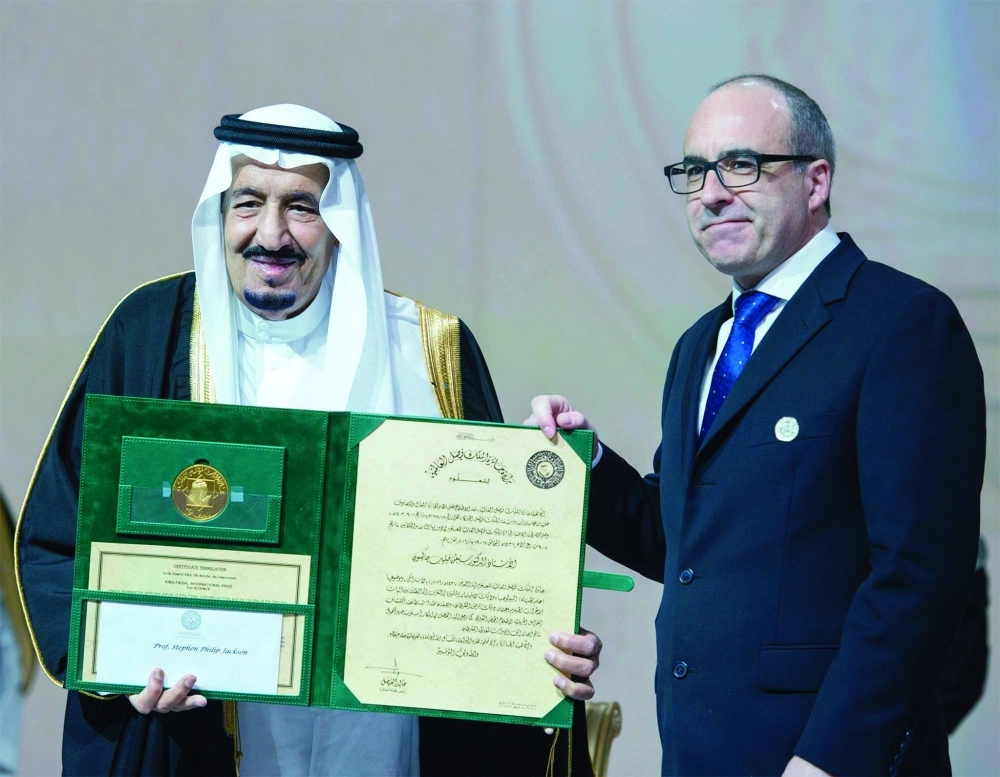 ستيفن جاكسون متسلما جائزة العلوم