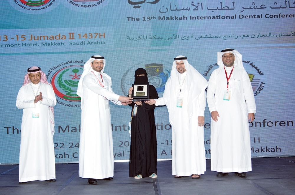 خلود الغامدي خلال تسلمها جائزة المركز الثالث  (عبدالمحسن دومان) 