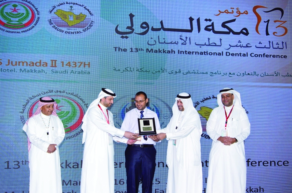 باسم شوق الدين يتسلم جائزة المركز الأول 