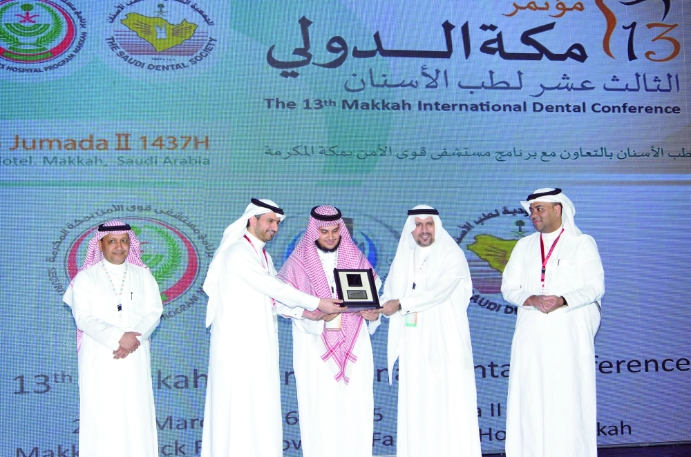 عبدالعزيز الوكيل يتسلم جائزة المركز الثاني 