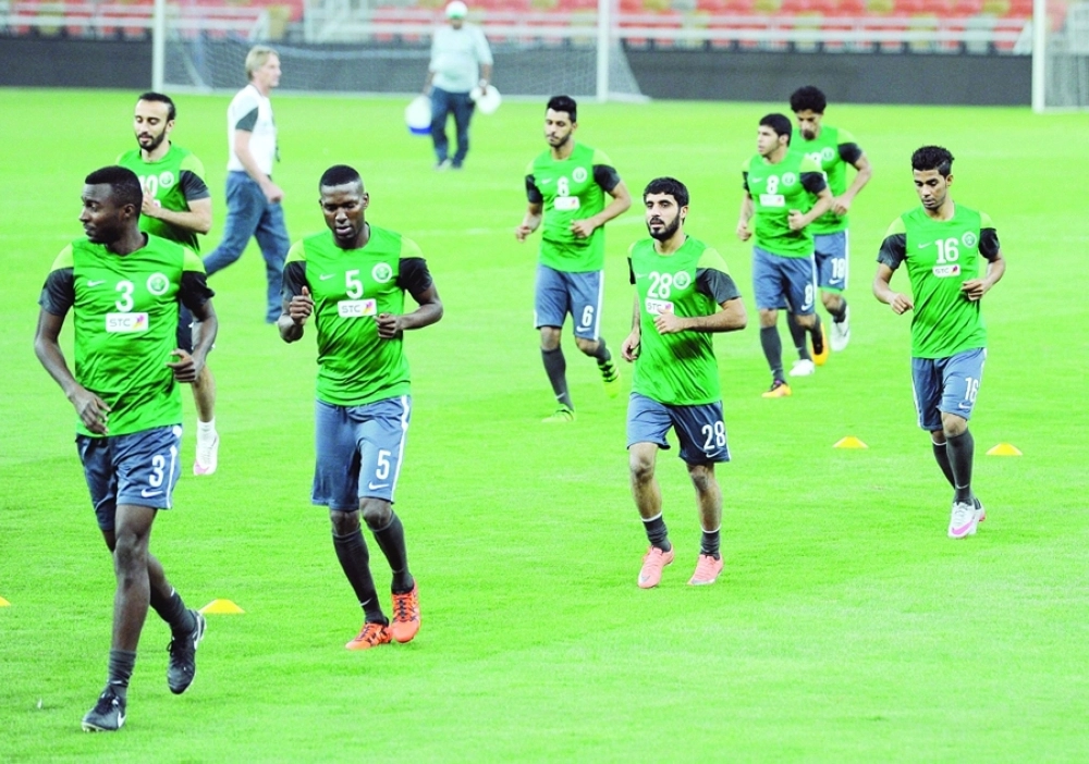 لاعبو المنتخب السعودي خلال التدريبات اللياقية أمس               (مكة)