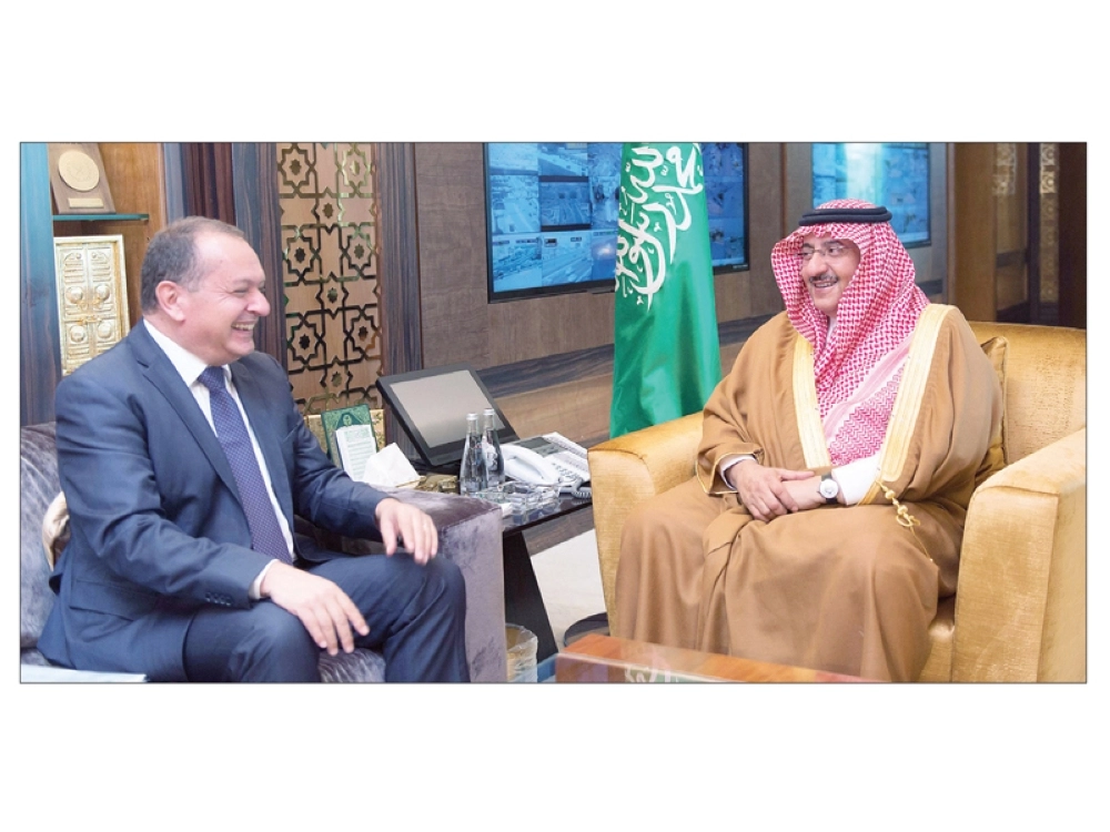 الأمير محمد بن نايف مستقبلا السفير البريطاني في الرياض أمس (واس)