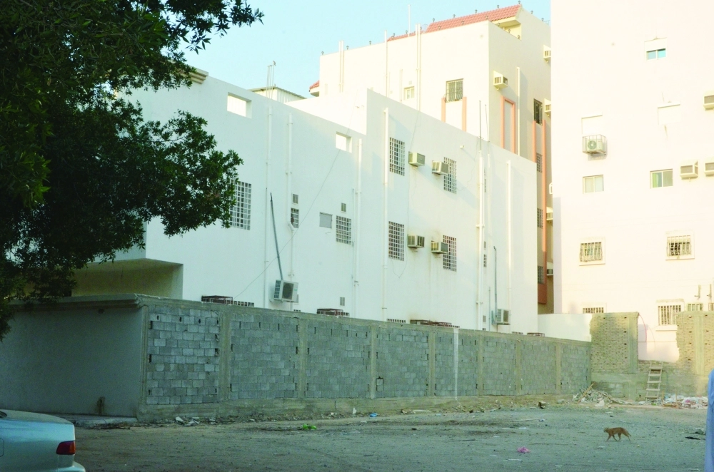 أشجار الحديقة امتدت للمنازل المجاورة      (عبدالمحسن دومان)