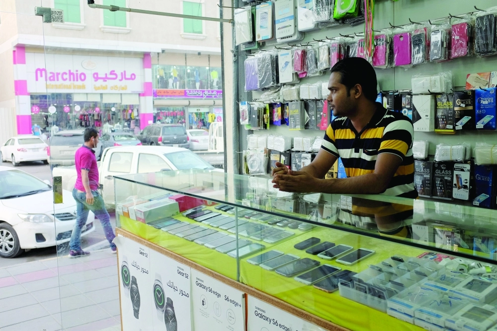 وافد في محل لبيع الجوالات بالدمام       (مكة)