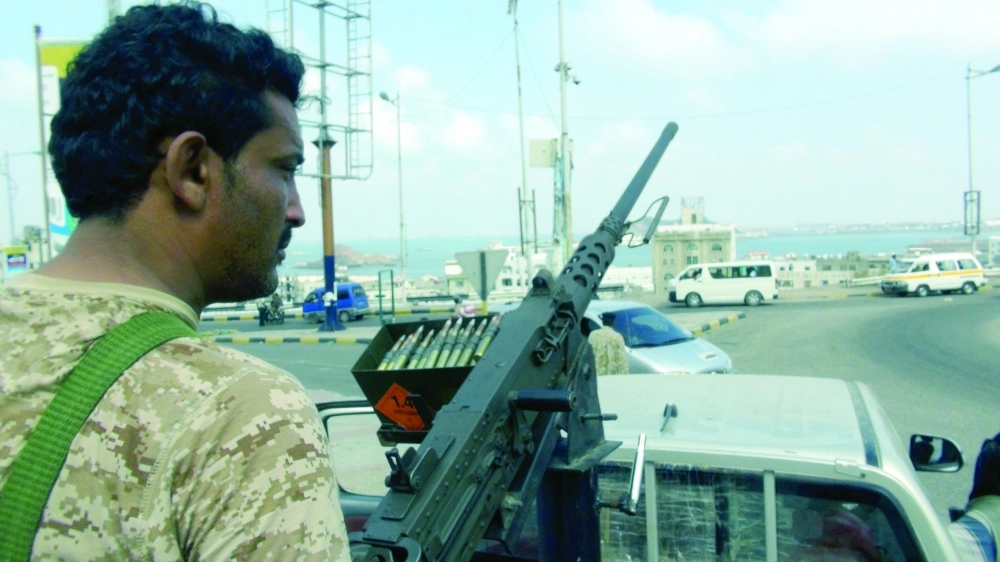 أحد جنود القوات الشرعية يتمركز في أحد المواقع بعدن      (ياسر عقيل)