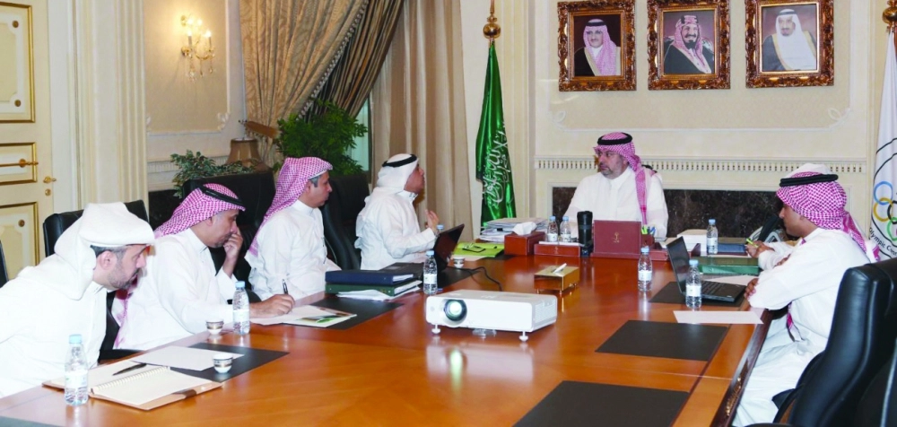 عبدالله بن مساعد خلال استقباله فريق العمل الاثنين الماضي           (مكة)