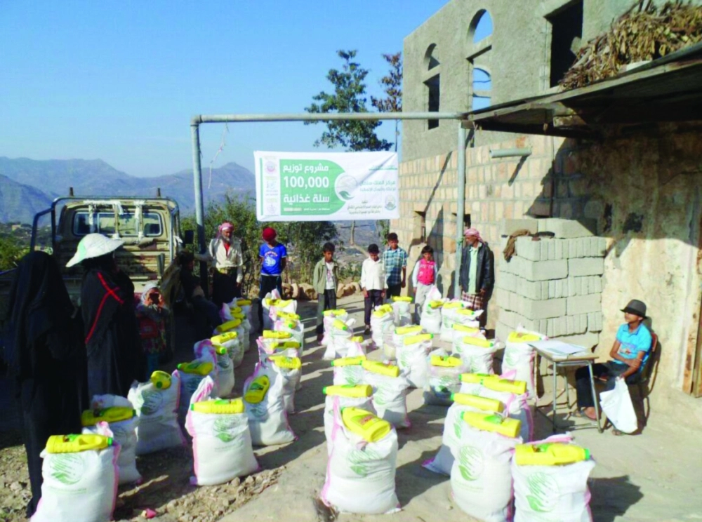 مركز الملك سلمان للإغاثة يوزع آلاف السلال الغذائية للمتضررين في تعز                                                                                (واس)