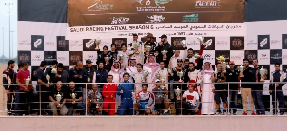 عبدالله بن مساعد يتوسط الفائزين   (واس)