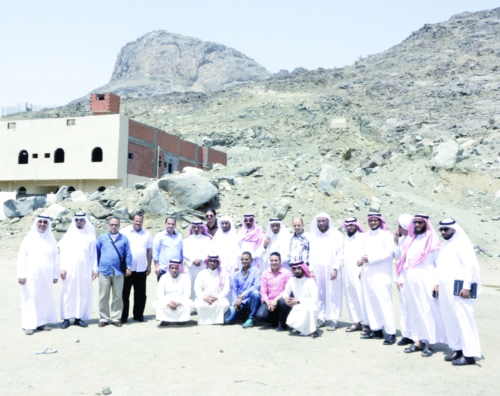 الوفد في زيارة لجبل النور                  (عبدالمحسن دومان) 