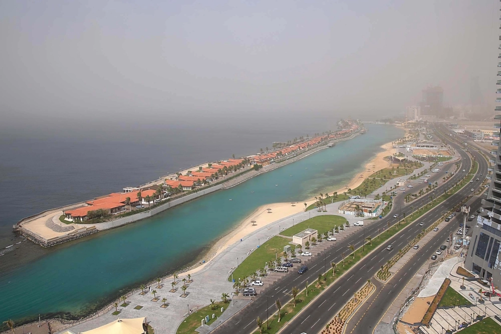 
    موجة غبار على كورنيش جدة أمس (ثامر الفرج)