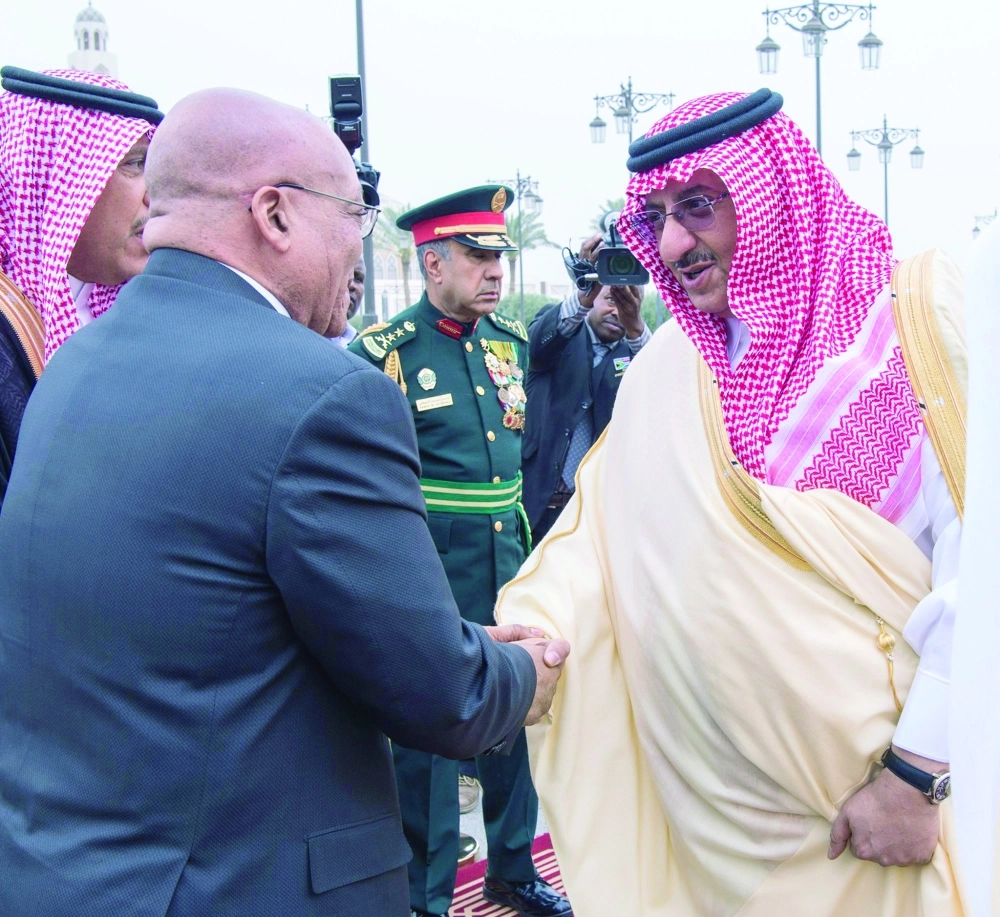 الأمير محمد بن نايف مصافحا جاكوب زوما 