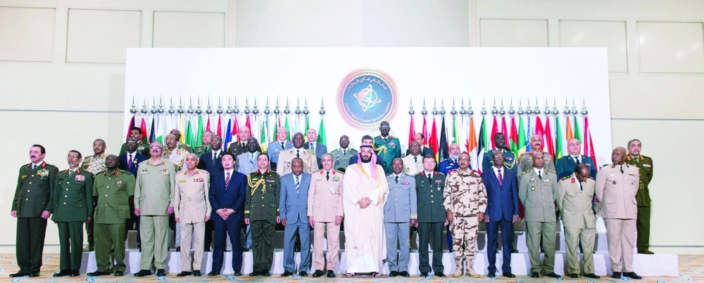 الأمير محمد بن سلمان يتوسط رؤساء أركان جيوش دول التحالف الإسلامي في الرياض أمس         (واس)