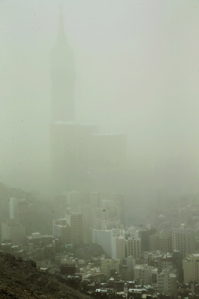 غبار غطى برج الساعة              (ياسر بخش)