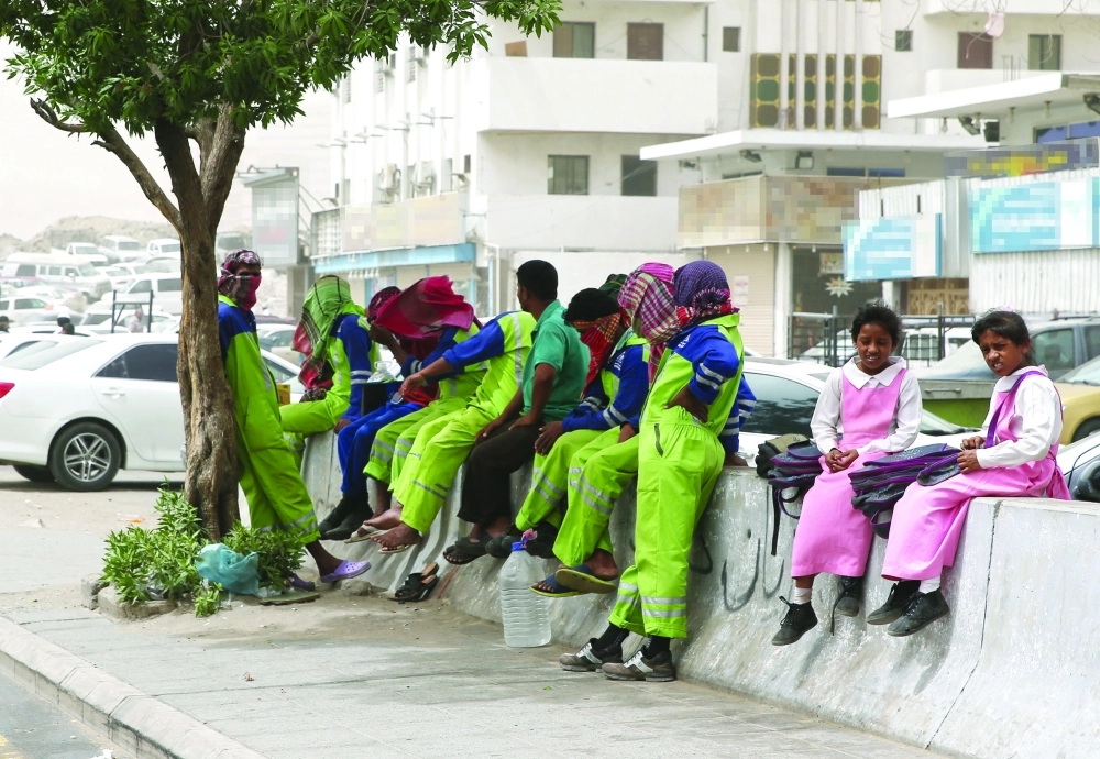 عمال نظافة توقفوا بسبب الغبار أمس