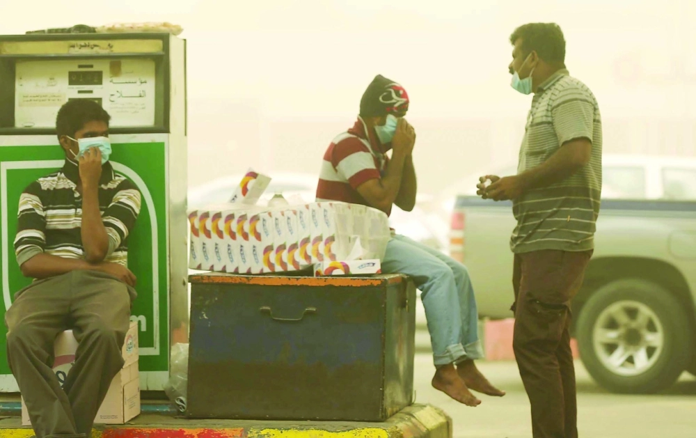 عمال في إحدى محطات البنزين