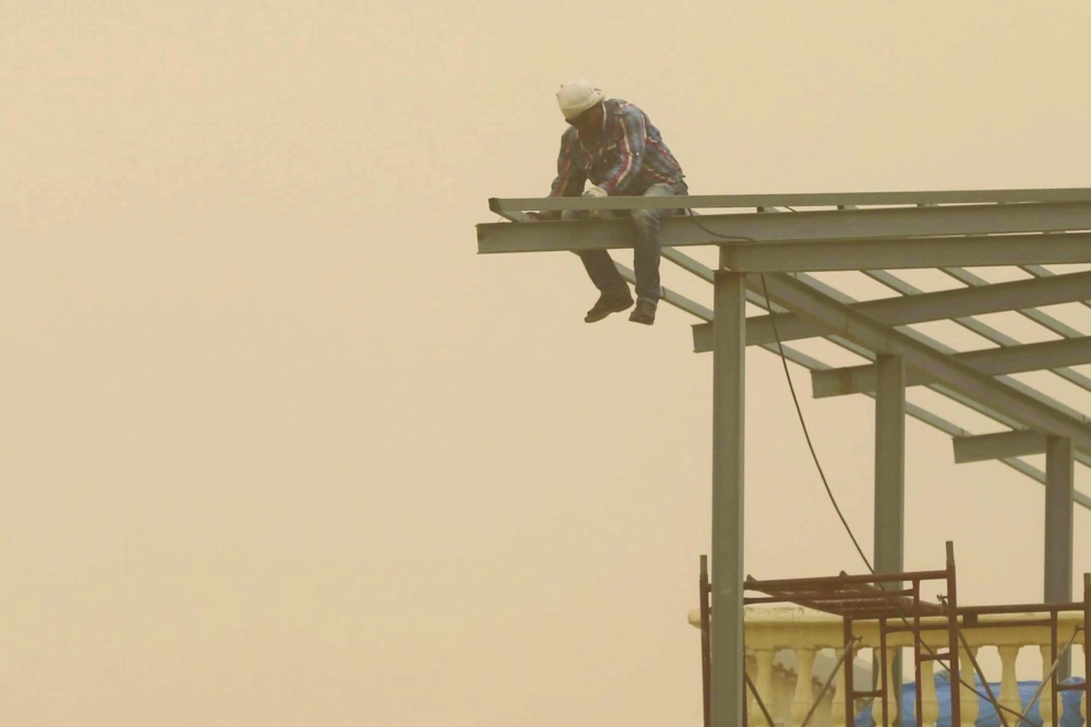 عامل معرضا حياته للخطر خلال موجة الغبار