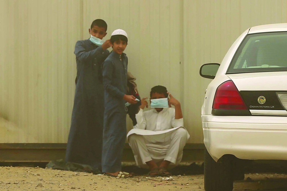 طلاب لدى انتظارهم لآبائهم بعد المدرسة