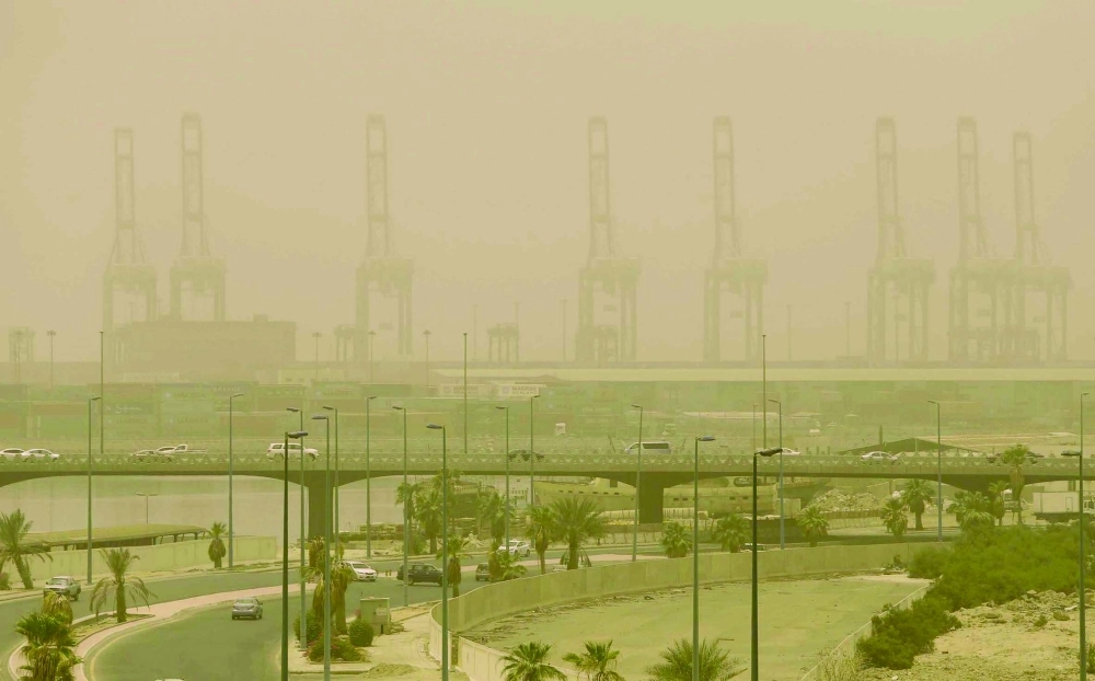 غبار غطى الميناء