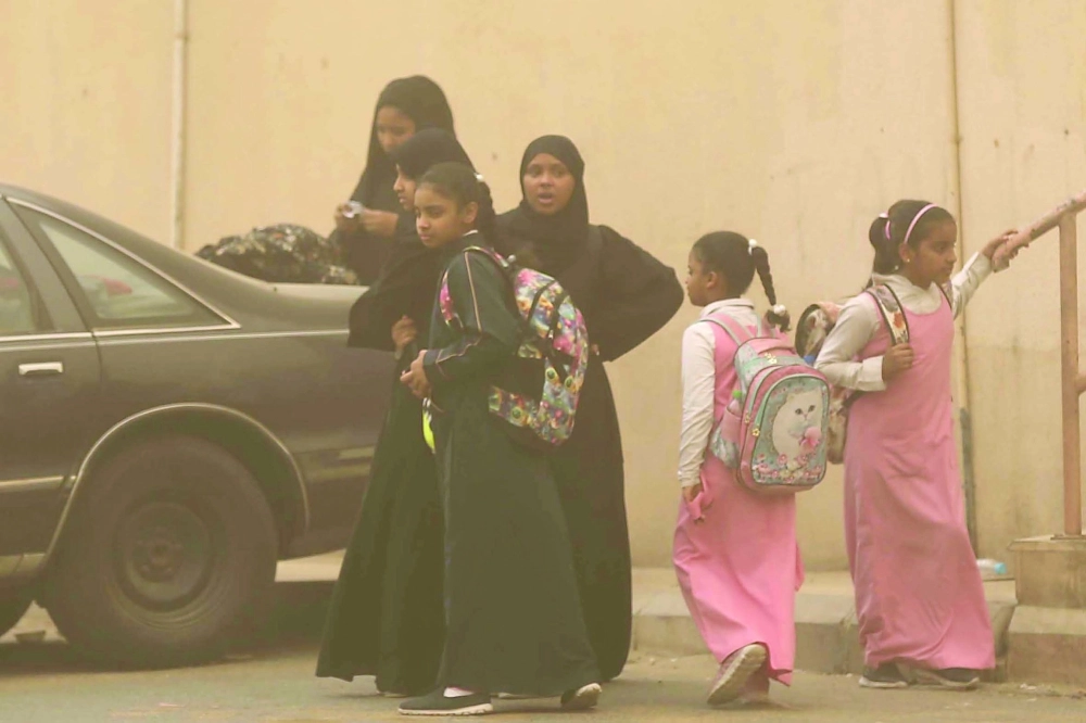 طالبات ينتظرن أولياء أمورهن أثناء انتهاء الدوام