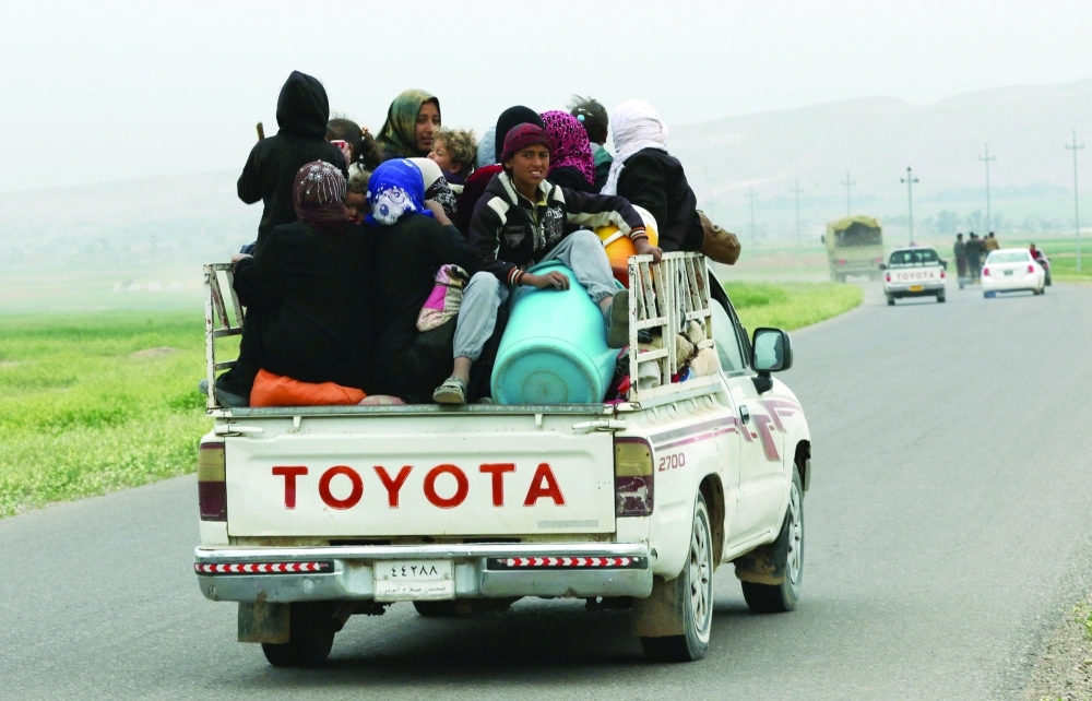 عائلة هاربة من معارك نينوى تصل لنقطة تفتيش في مخمور                                       (أ ف ب)