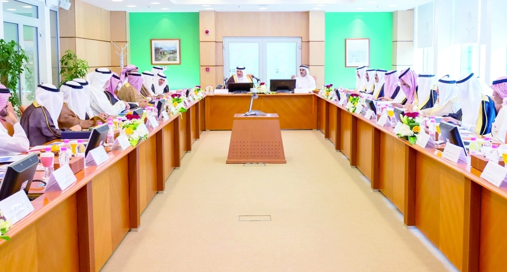 سلطان بن سلمان مترئسا الاجتماع                                 (واس)