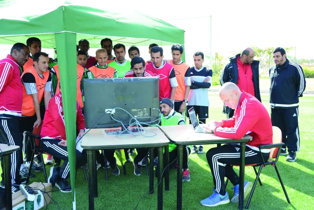 قادة لجنة الحكام خلال لقاء سابق لهم مع الحكام                       (مكة)