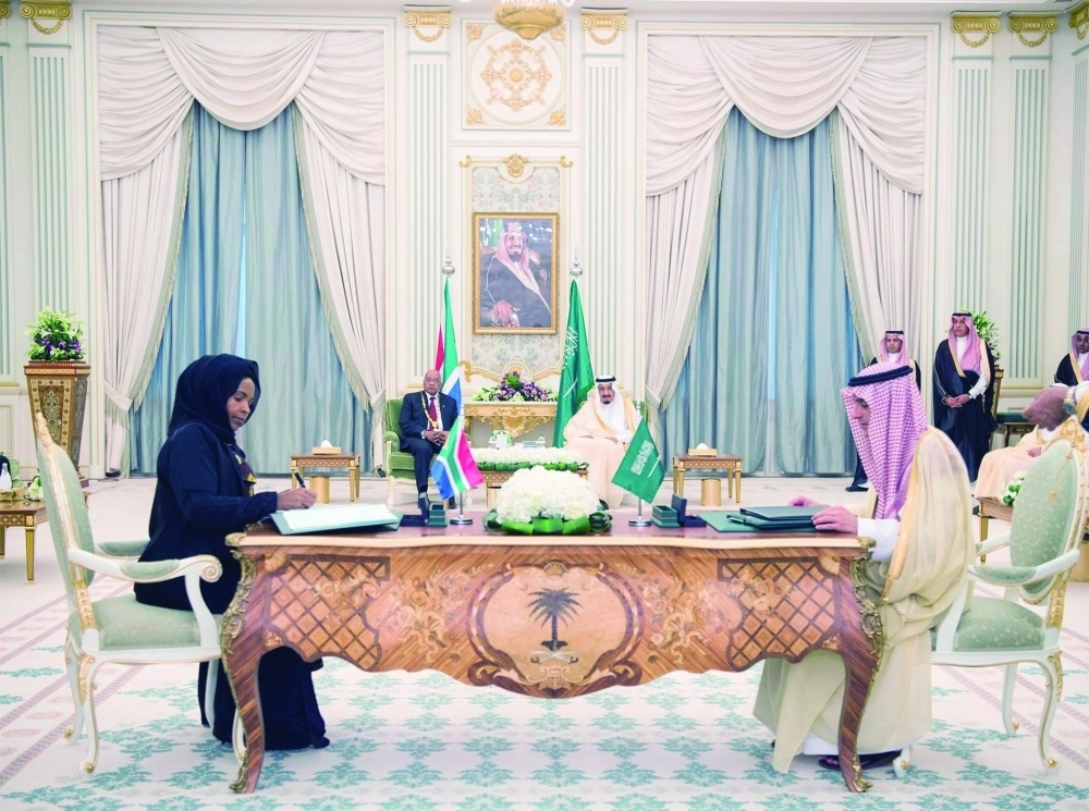 عادل الجبير ومايتي ماشاباتي خلال توقيع مذكرة التفاهم             (واس