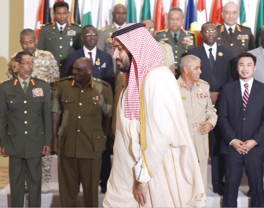 ولي ولي العهد يمر من أمام رؤساء أركان جيوش دول التحالف الإسلامي (واس)