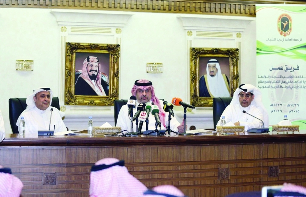 عبدالله بن مساعد خلال المؤتمر الصحفي أمس                                (واس