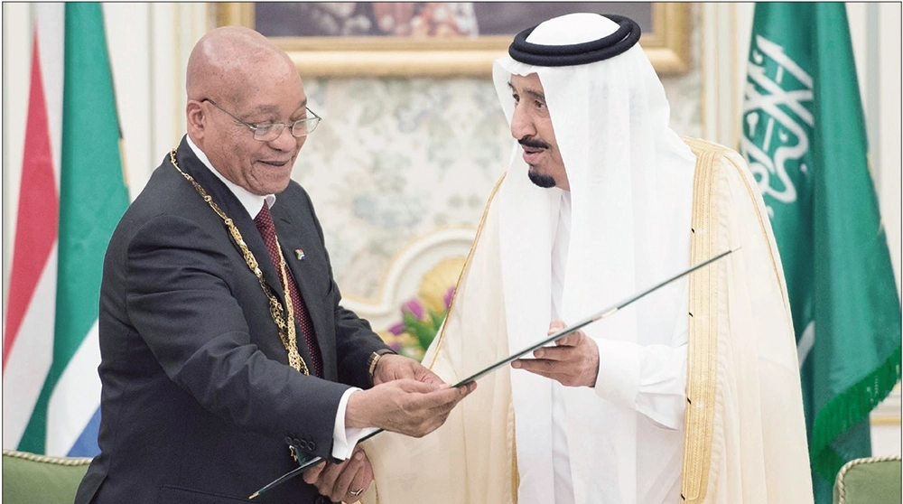 خادم الحرمين مقلدا رئيس جنوب أفريقيا قلادة الملك عبدالعزيز في الرياض أمس (واس)