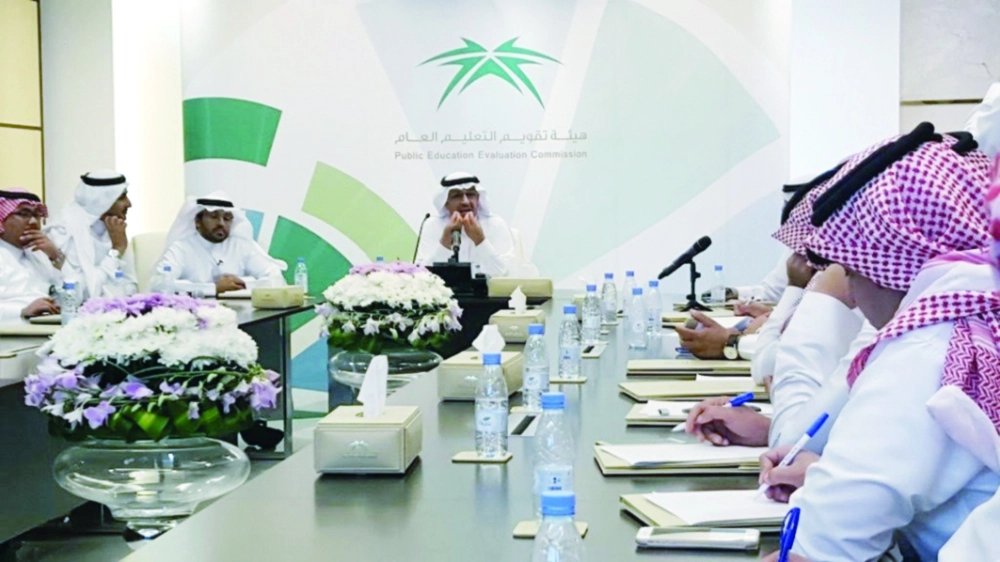 نايف الرومي يجيب على أسئلة الصحفيين أمس                     (مكة)