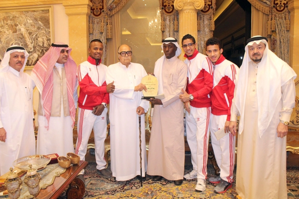 
    .. ويتسلم العضوية الماسية لنادي الوحدة (مكة)