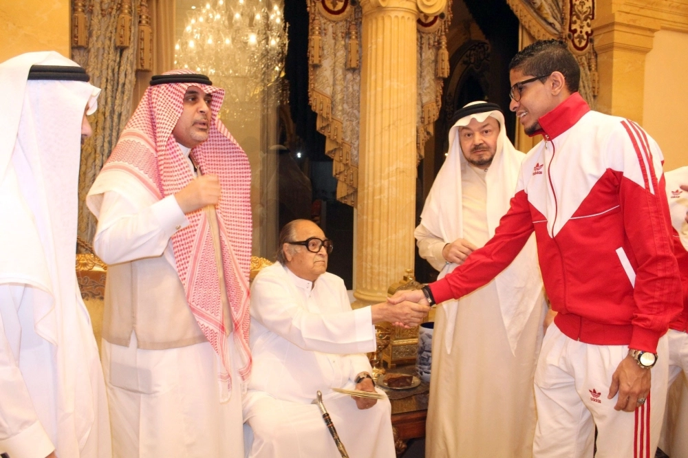 صالح كامل يكرم لاعبي الوحدة  