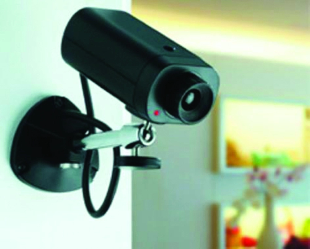 كاميرا مراقبة في إحدى المنشآت                         (مكة) 