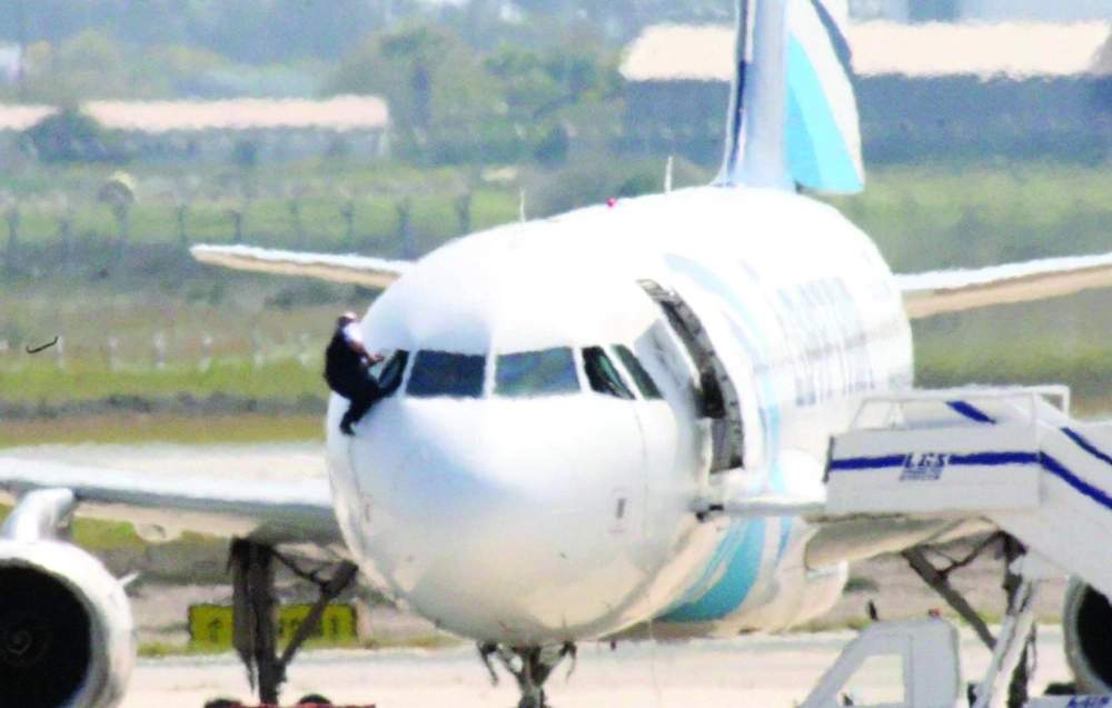 راكب يهرب من نافذة كبينة قيادة الطائرة المصرية    (إ ب أ)