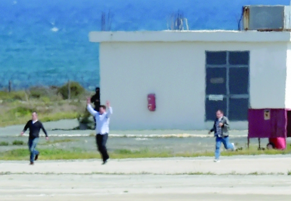 ركاب يهرولون بعد الإفراج عنهم في مطار لارنكا القبرصي                        