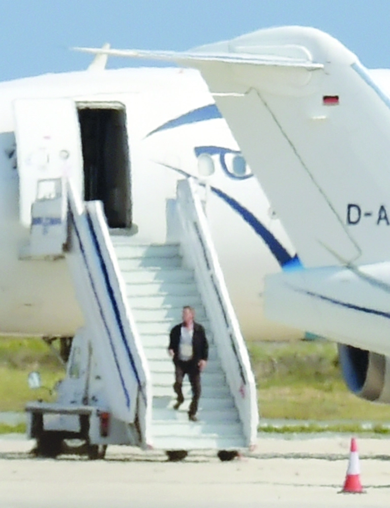 رجل يعتقد أنه الخاطف لدى نزوله من الطائرة               (أ ف ب) 