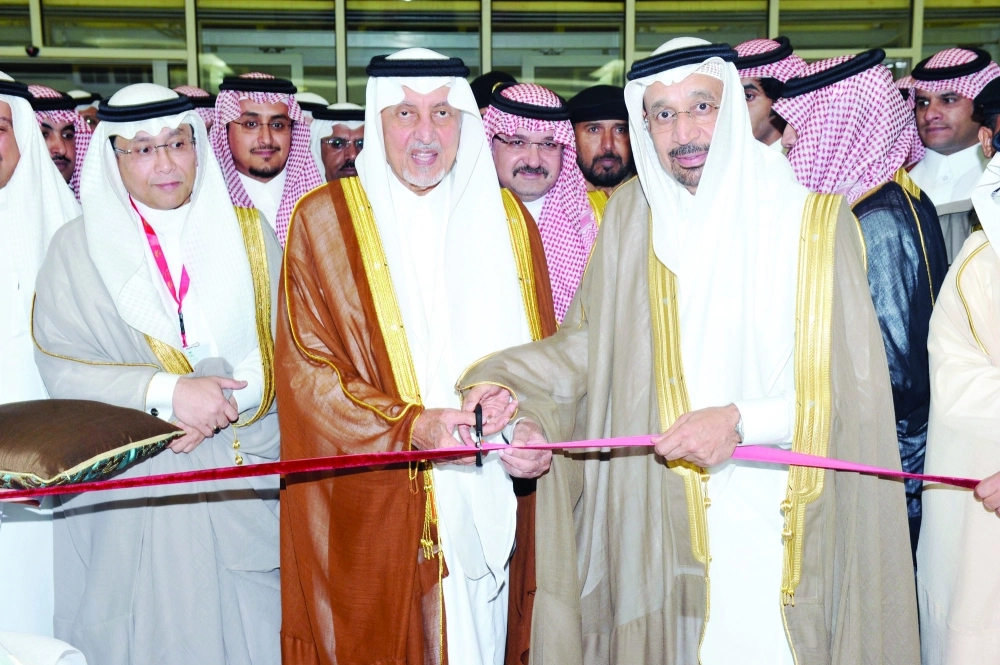 خالد الفيصل مدشنا المشاريع الصحية في جدة أمس 