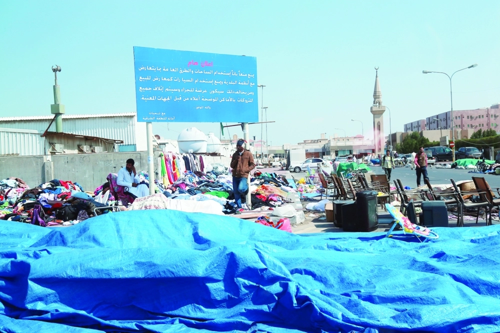 باعة يمارسون البيع خارج الساحة المخصصة رغم لوحة التحذير  
