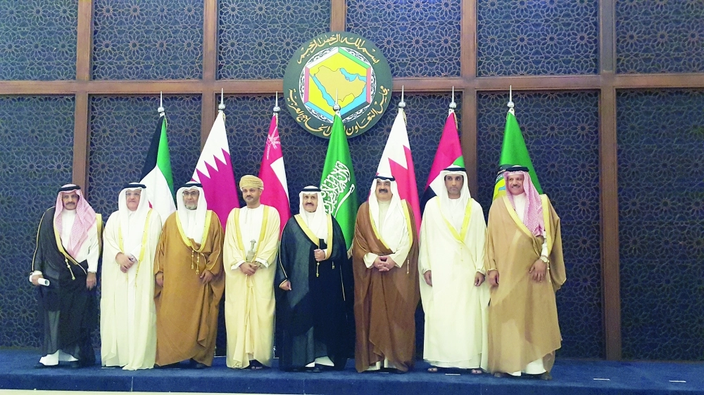 أعضاء اللجنة الوزارية لمتابعة تنفيذ رؤية خادم الحرمين الشريفين خلال اجتماع بالرياض أمس                         (مكة)