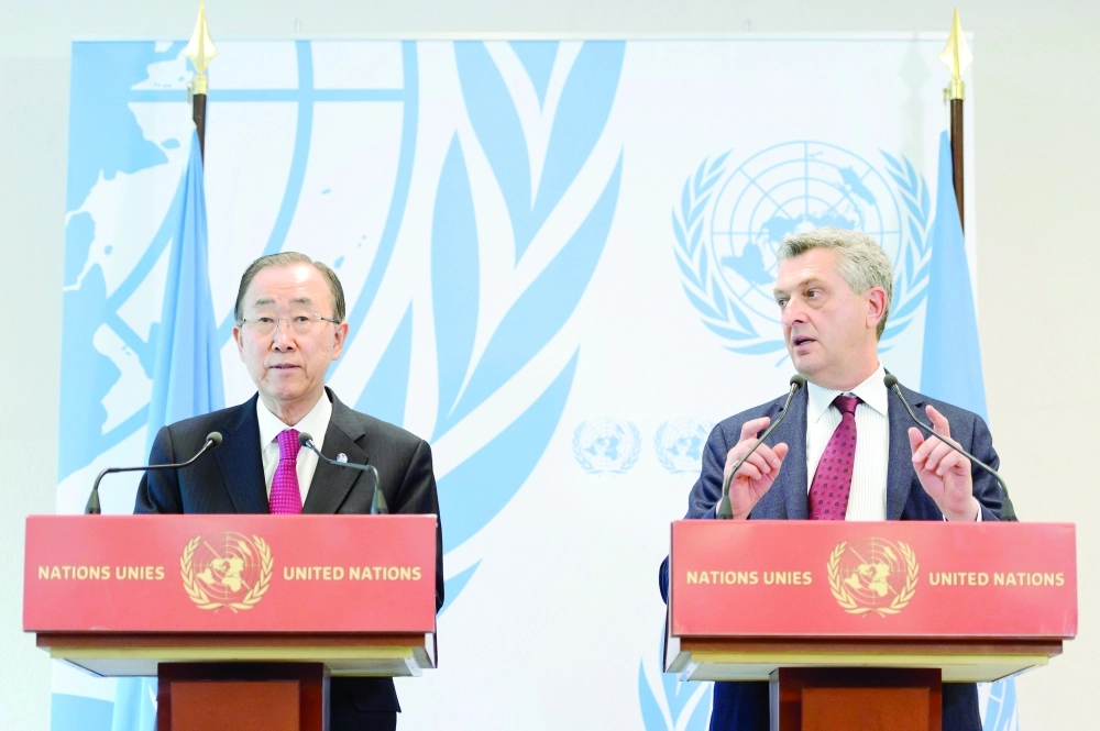 بان كي مون متحدثا للصحفيين في جنيف أمس                              (إ ب أ)