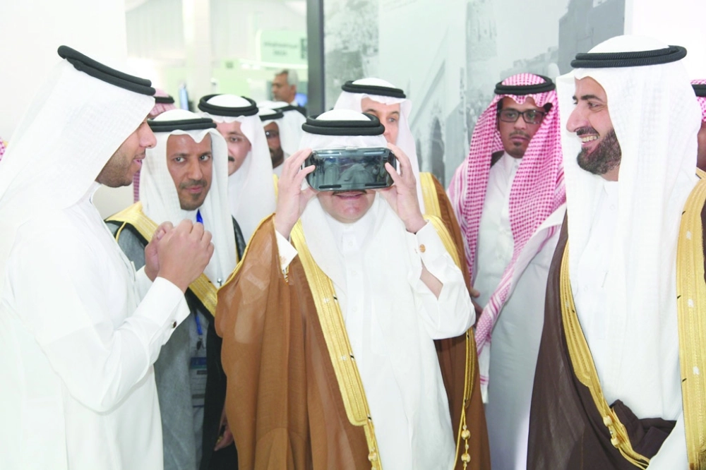 سعود بن نايف في المعرض المصاحب وإلى جانبه الربيعة