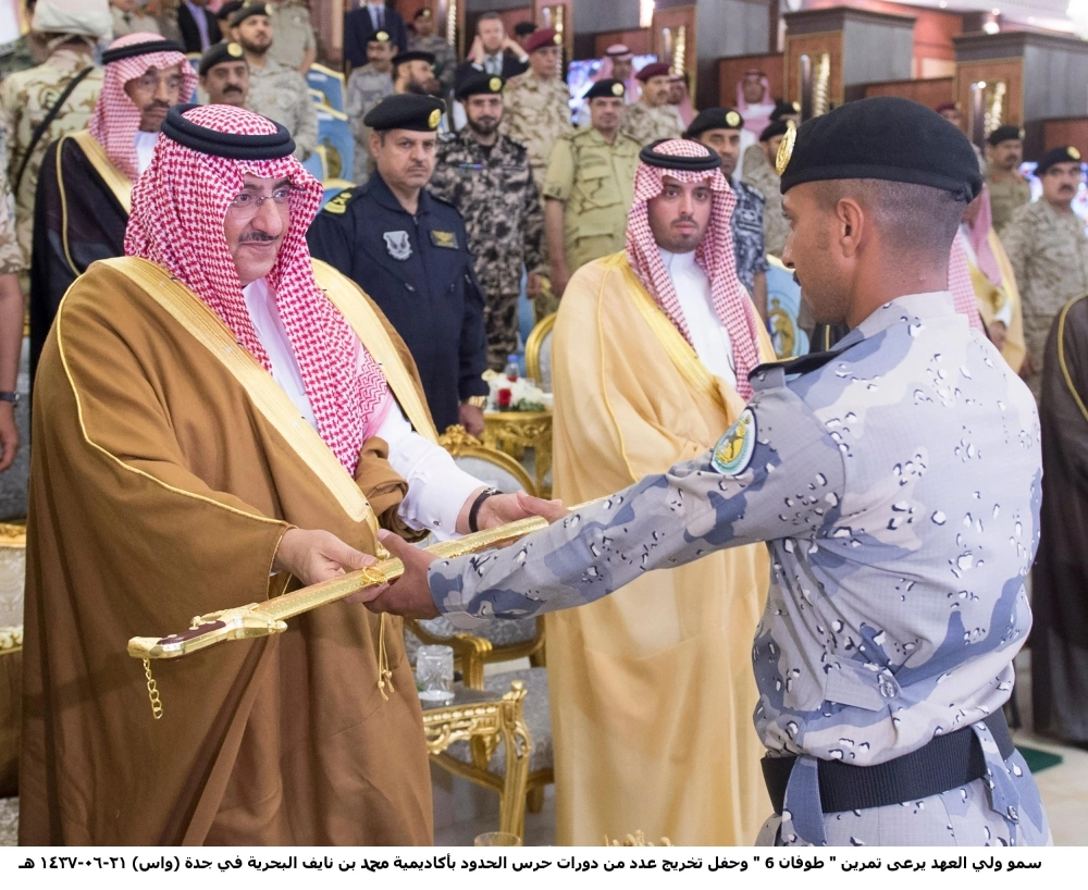 
    .. ومكرما أحد الخريجين (واس)
