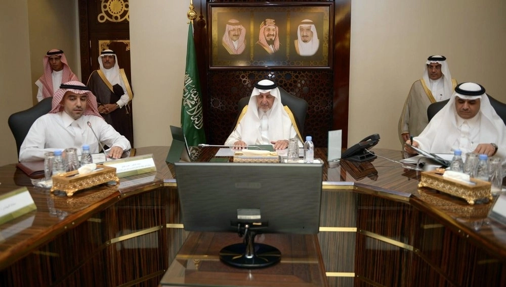 خالد الفيصل لدى ترؤسه أمس اجتماع الهيئة الاستشارية للتنمية (مكة) 